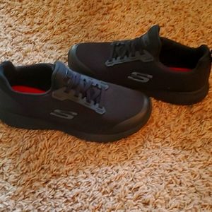 Womens Size 8 Skechers Slip Resistant Shoe